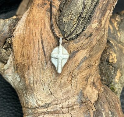 Silberanhänger massiv aus 925er in Kreuzform am Lederband
