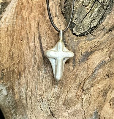 Silberanhänger massiv aus 925er in Kreuzform am Lederband
