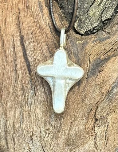 Silberanhänger massiv aus 925er in Kreuzform am Lederband
