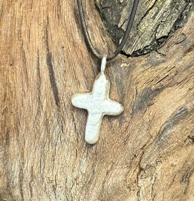 Silberanhänger massiv aus 925er in Kreuzform am Lederband