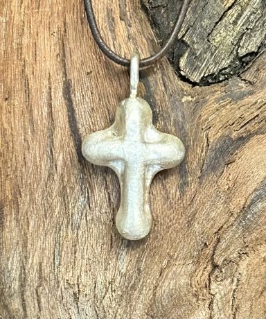 Silberanhänger massiv aus 925er in Kreuzform am Lederband
