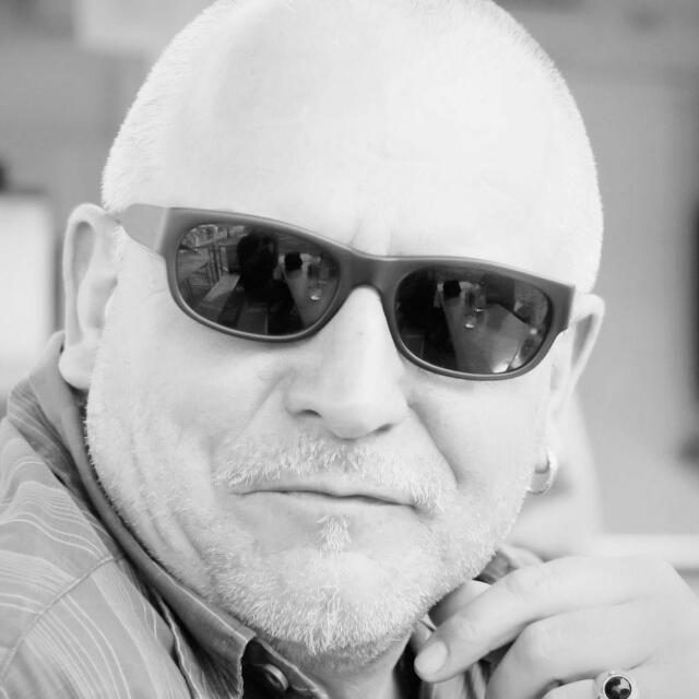 Thomas Schwartz ist der Künstler, der Knorzekreuze erschafft Thomas Schwartz ist der Künstler, der Knorzekreuze erschafft