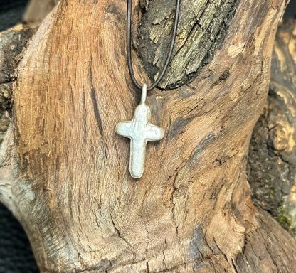 Silberanhänger massiv aus 925er in Kreuzform am Lederband
