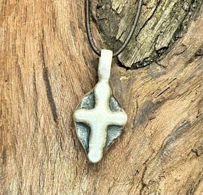 Silberanhänger massiv aus 925er in Kreuzform am Lederband