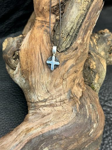 Silberanhänger massiv aus 925er in Kreuzform am Lederband
