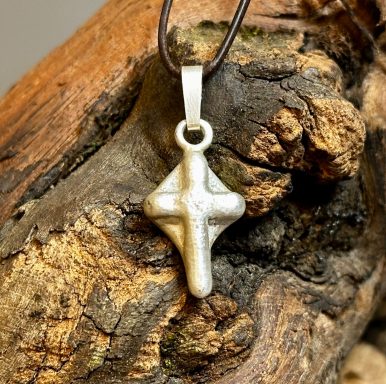 Silberanhänger massiv aus 925er in Kreuzform am Lederband
