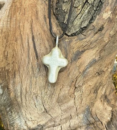 Silberanhänger massiv aus 925er in Kreuzform am Lederband
