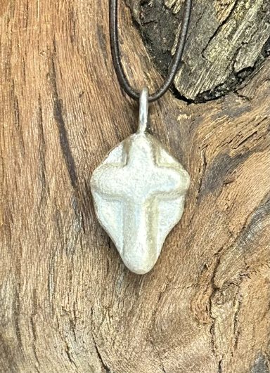 Silberanhänger massiv aus 925er in Kreuzform am Lederband