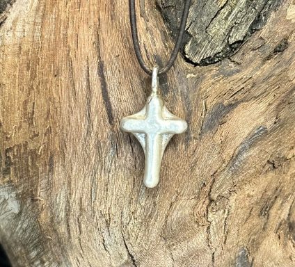 Silberanhänger massiv aus 925er in Kreuzform am Lederband
