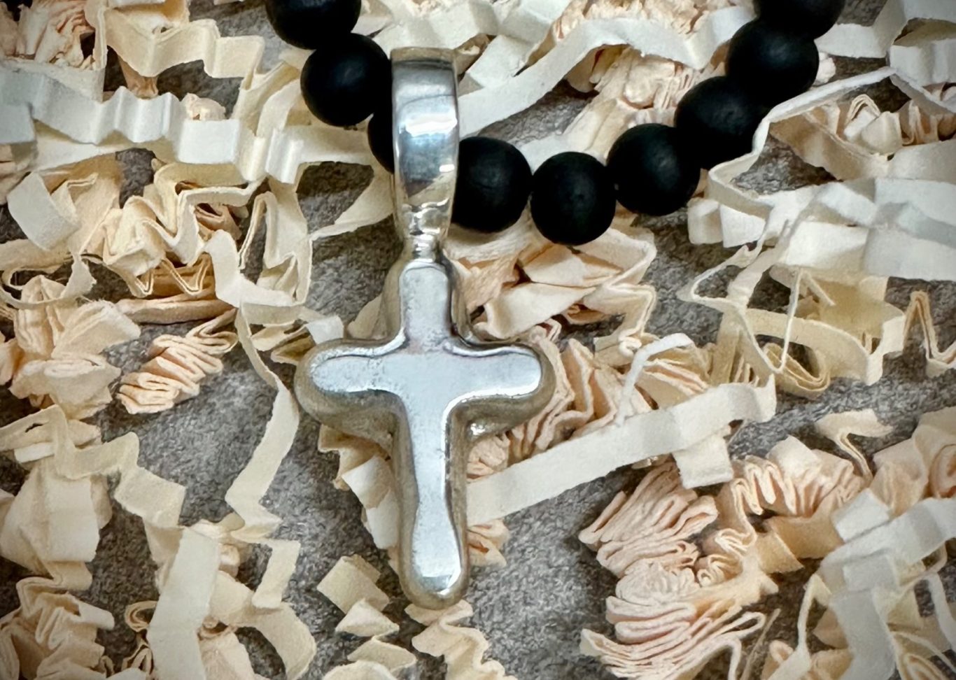 Knorzekreuz Silberschmuck-Unikate werden in Rebenholz handgemacht Knorzekreuz Silberschmuck-Unikate werden in Rebenholz handgemacht